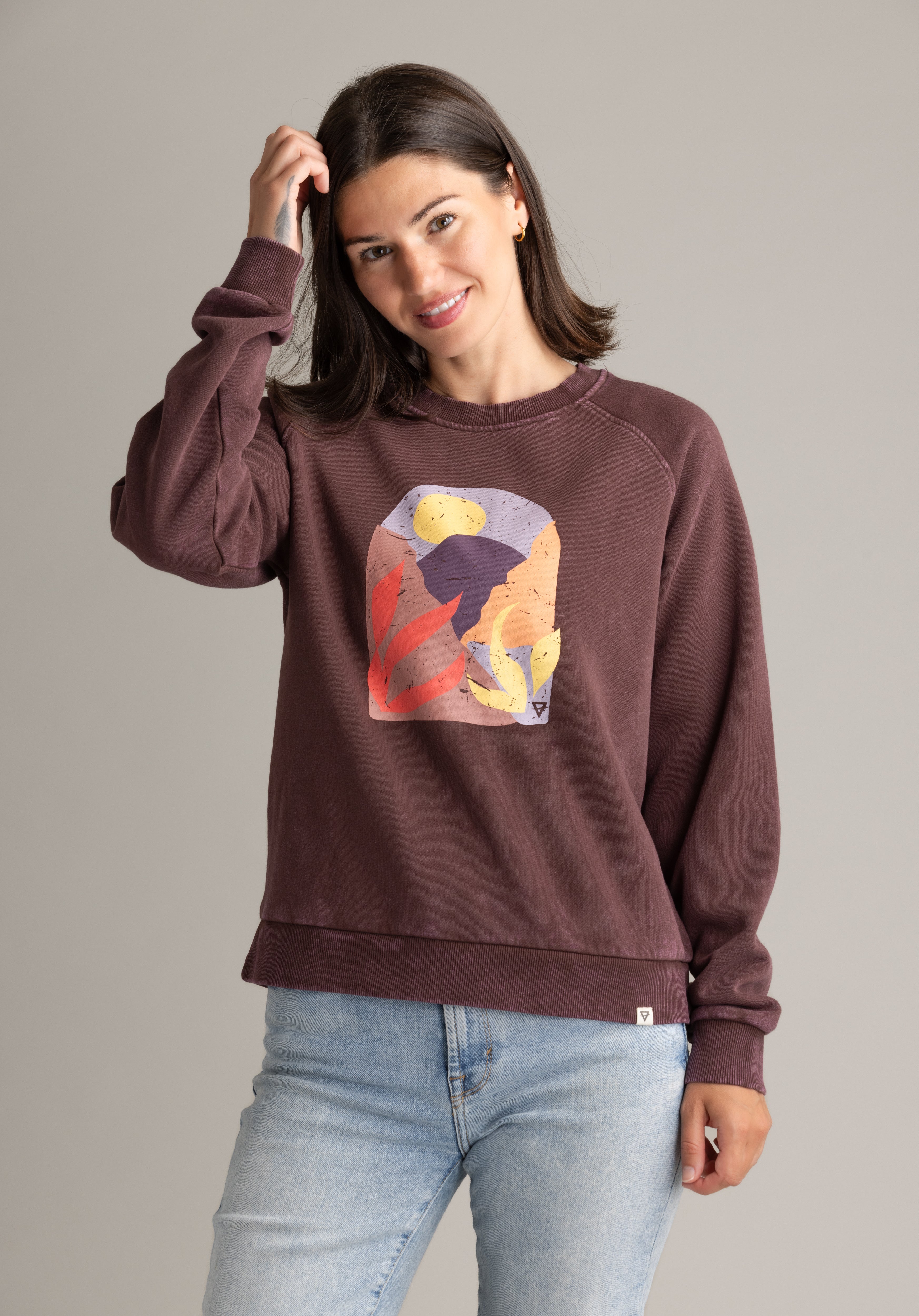 Women's Gabriella Graphic Raglan Crew - Stonewashed - LIV Outdoor