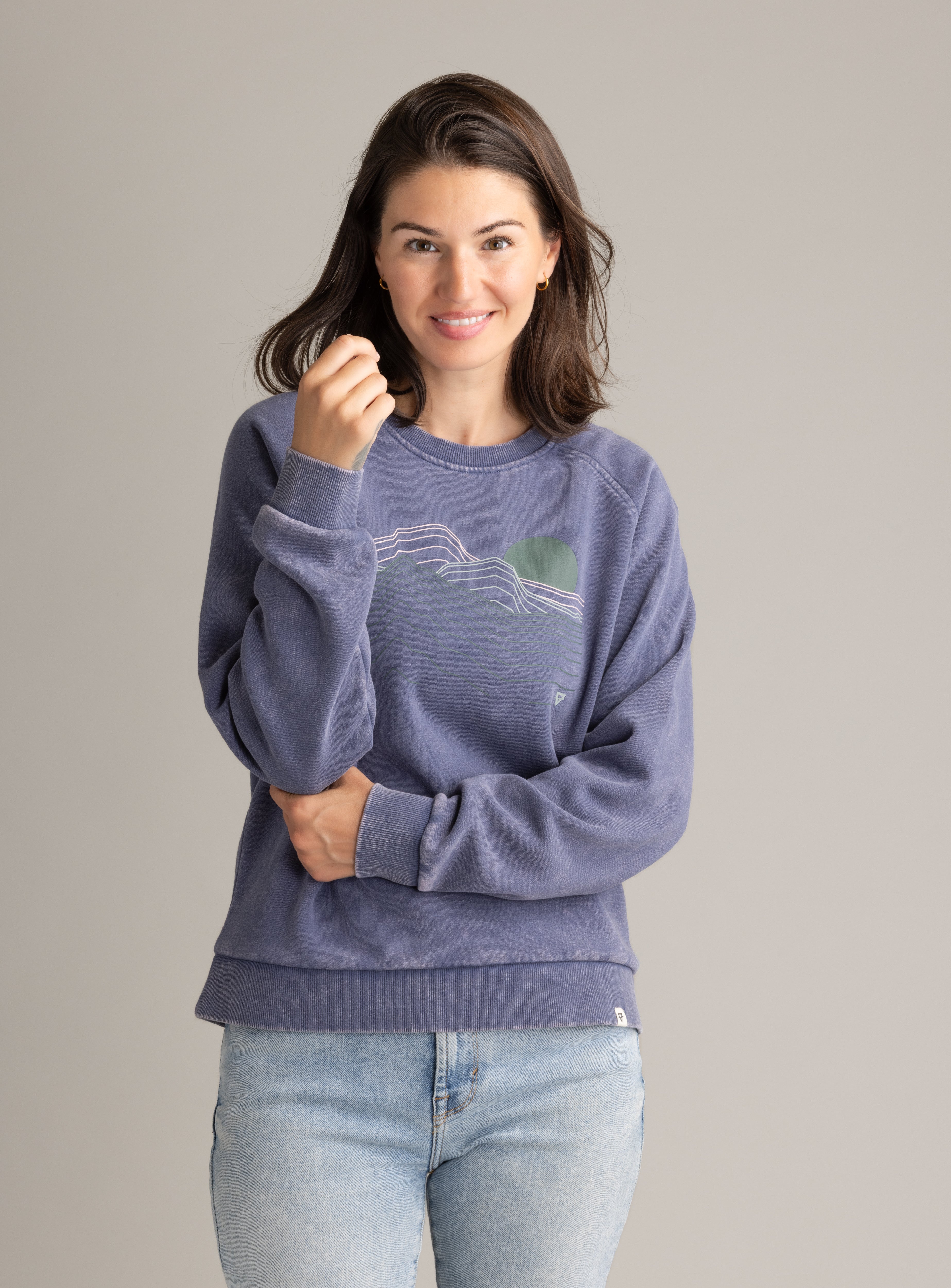 Women's Gabriella Graphic Raglan Crew - Stonewashed - LIV Outdoor
