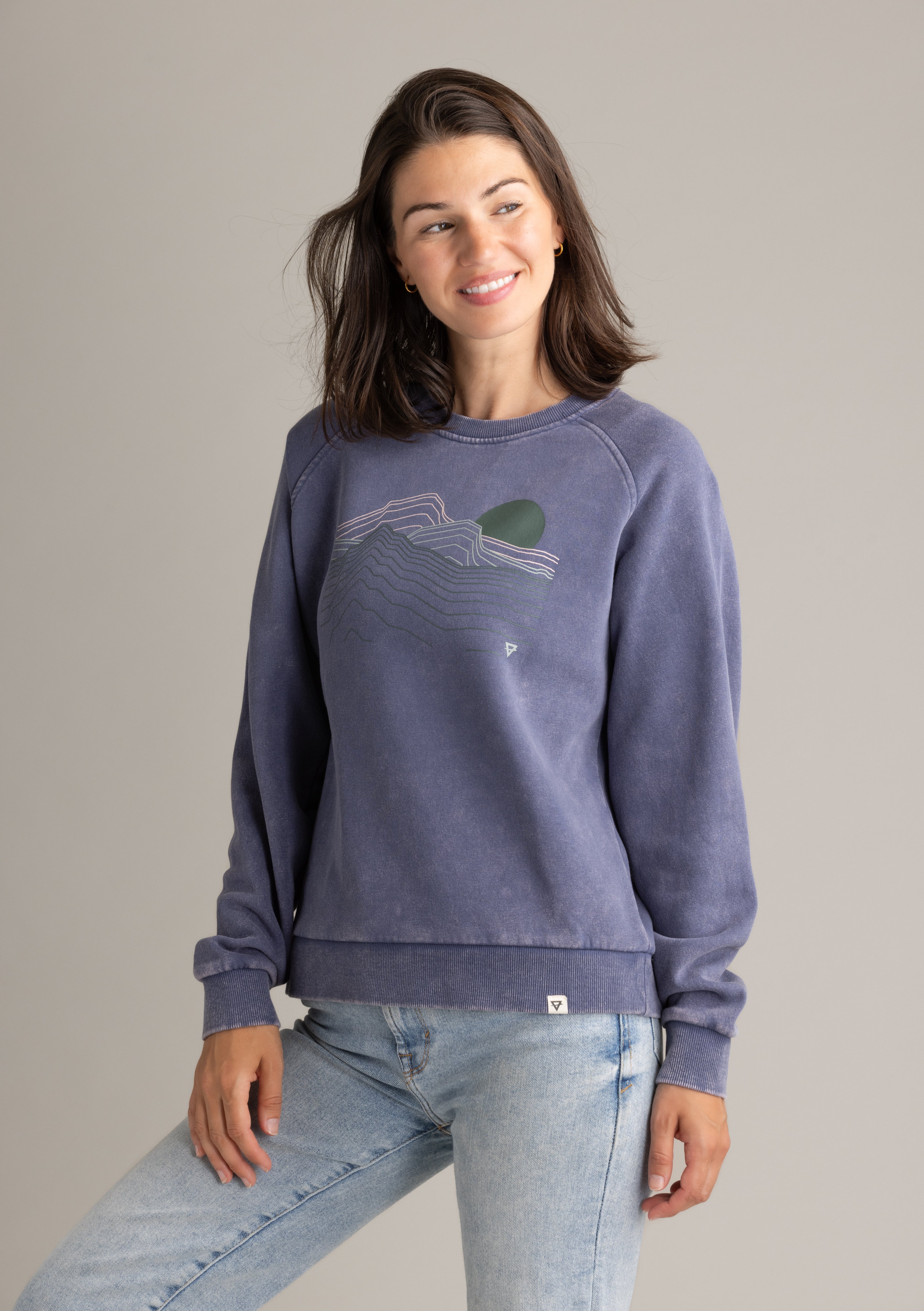 Women's Gabriella Graphic Raglan Crew - Stonewashed - LIV Outdoor